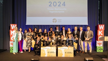 Die TINIP 2024 - der Tiroler-Nachwuchs-Ingenieur-Preis. Die TINIP-Sieger gemeinsam mit allen Kategorie-Gewinner:innen und Ehrengästen bei der Gala. 