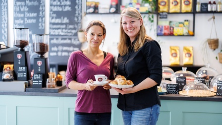 v.l.n.r.: Martina Pfluger, WK Wien-Bezirksobfrau Hernals mit Ann-Christine Windauer, Anns Cafe