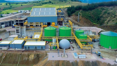Mit hocheffizienten Biogasanlagen sorgt Botres für „grüne“ Energie. Blick auf die Anlage mit grünen Silos