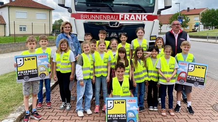 Klassenlehrerin Daniela Christ-Mahr und Lkw-Fahrer Josef Rongitsch mit den Kindern der 3. und 4. Klasse der Volksschule St. Andrä. 