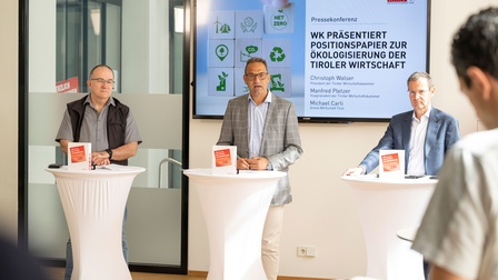 Stellten das Positionspapier zur Ökologisierung der Tiroler Wirtschaft vor (v.l.): Michael Carli (Grüne Wirtschaft Tirol), WK-Präsident Christoph Walser und WK-Vizepräsident Manfred Pletzer. 