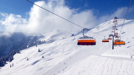 Seilbahngondeln in Winterlandschaft