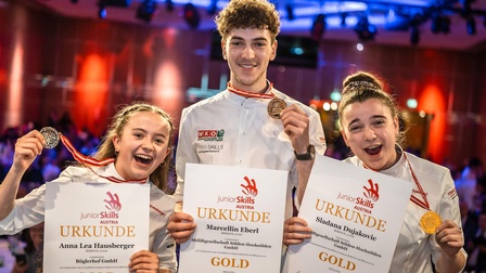 Die Tiroler Staatsmeisterin Anna Lea Hausberger mit den Goldmedaillen-Gewinner:innen Marcellin Eberl und Sladana Sladana Dujakovic (v.l.). 