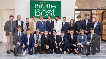 Die acht Teams, die ihre Projekte beim Finale von „Be the Best 2024“ in der Tiroler Wirtschaftskammer präsentierten, mit dem Vorstandsvorsitzenden des Fördervereins Technik, Oswald Wolkenstein (2.v.l.) sowie den Jury-Mitgliedern Klaus Vogler (l.), Benjamin Massow (2.v.r.) und Wolfgang Eichinger (r.).