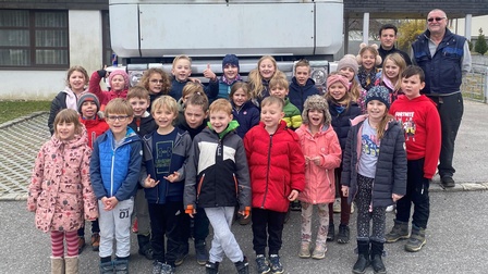 Transportunternehmer Ronald Derkits mit Kindern der Volksschule Ollersdorf.