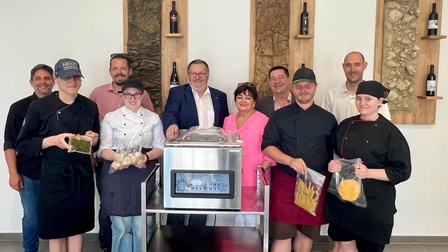 Andreas Kastner, Tarek Trabers, Michael Weber, Jasmin Steiner, Franz Perner (Spartengeschäftsführer Tourismus und Freizeitwirtschaft), Sylvia Waba (BS-Direktorin), Matthias Mirth (Obmann der Fachgruppe Gastronomie), Kevin Berger, Christopher Pinter (Schulleiter-Stv.) und Diana Lehner (v. l.). 