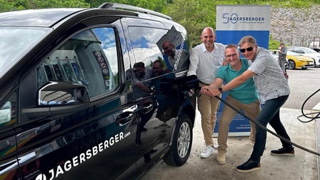 Peter Jagersberger, Michael Muhrer und Gerhard Messner (v.l.) beim Tanken neben einem Auto