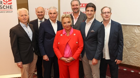 v.l.n.r.: Markus Novak (Leiter Produktmanagement Wifi), Florian Wille (General Manager Hotel Anantara), Leo Doppler (Obmann Verein Börseviertel), Claudia Stadler (CEO Steuerberatungskanzlei cSt-causa), Dieter Steup (WK Wien Bezirksobmann Innere Stadt), Christian Winkelhofer (Geschäftsführer für „Neue Technologie“ bei Accenture Wien), Harald Betke (Börseviertel, Lehrbeauftragter an der Uni Wien)