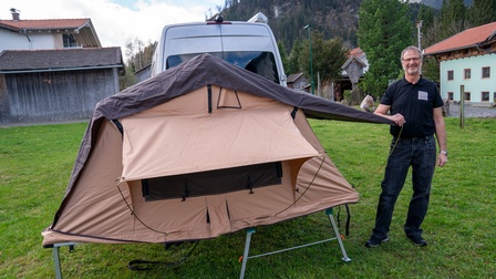 Dietmar Pachlhofer mit einem geöffneten Swing-Zelt, welches den Einstieg sehr erleichtert. Dieses Zelt kann man geöffnet stehen lassen, um Ausflüge zu unternehmen oder zusammgeklappt in der Garage verstauen, um es für den nächsten Ausflug wieder  hervorzuholen.