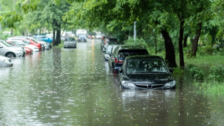Autos parken auf überschwemmter Straße