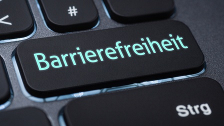 Fokus auf eine Taste einer Tastatur mit Schriftzug Barrierefreiheit