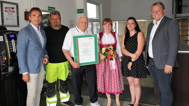 Gruppenbild mit Familie Zirngast und WKO Vertreter der Regionalstelle Südsteiermark