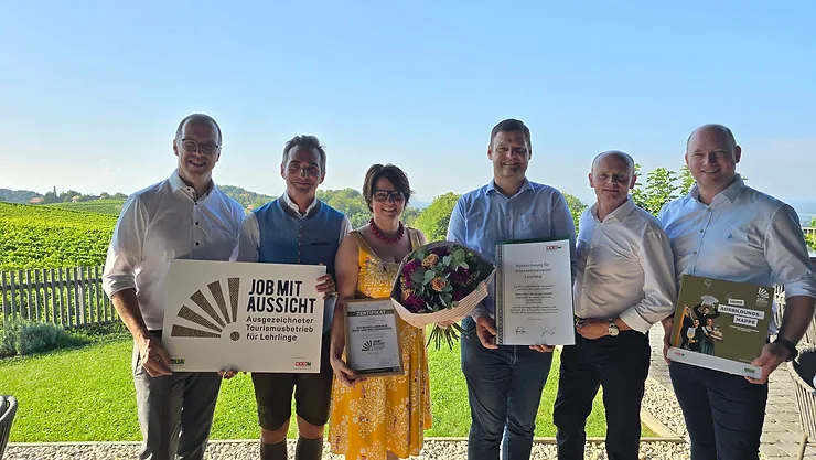 Gruppenbild Familie Muster erhält die Urkunde überreicht