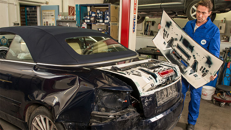 Dellentechniker in der Kfz-Werkstatt bei der Arbeit