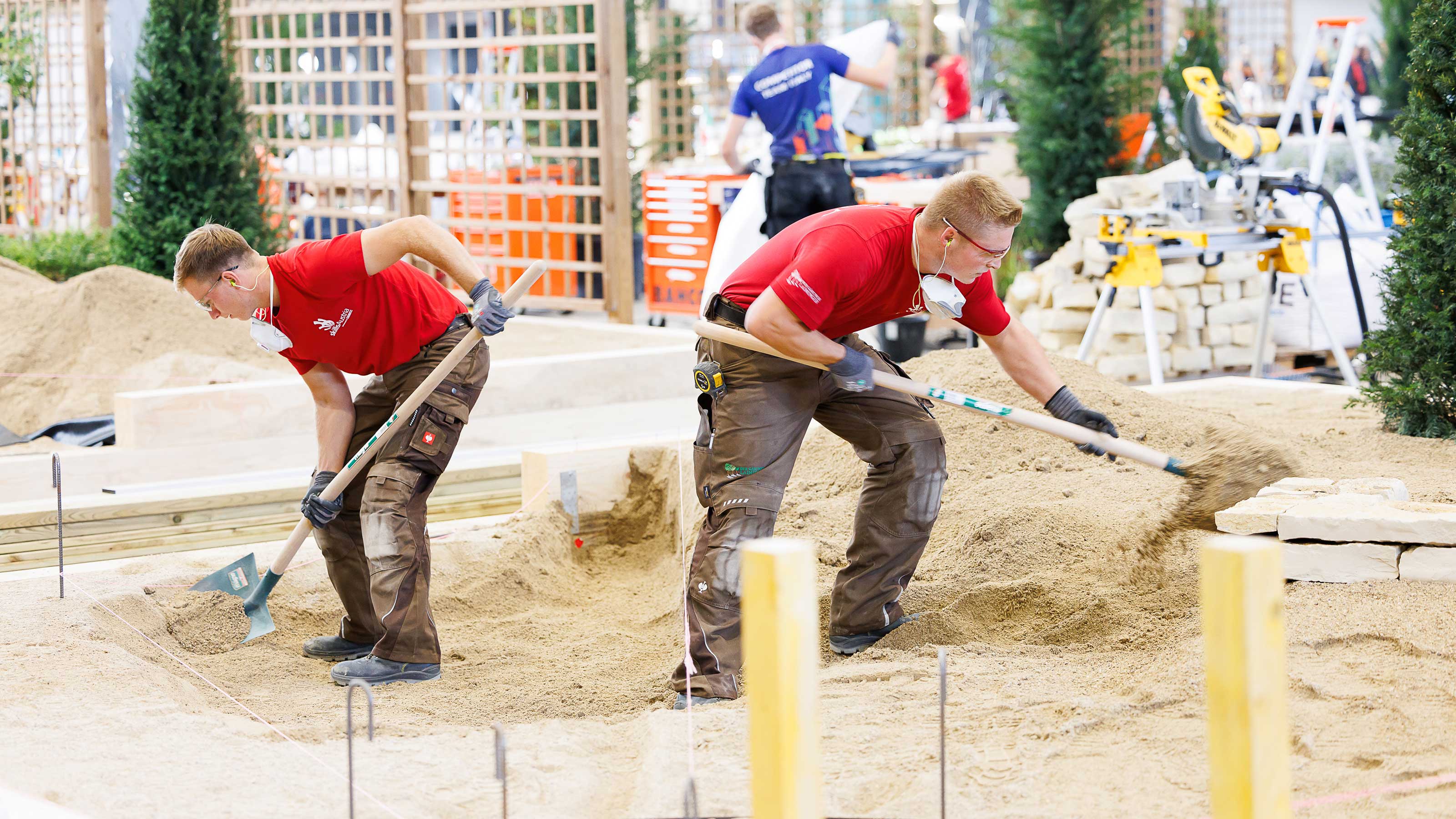 Gartengestalter Benedikt Laiminger und Thomas Sojer während des Wettbewerbs bei den WorldSkills 2024