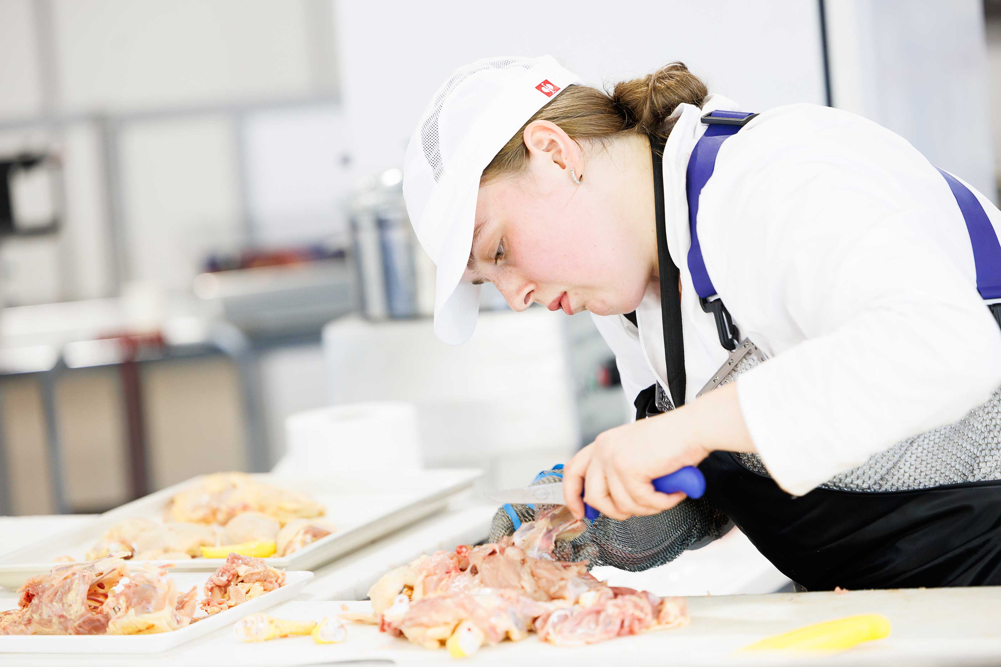 Simone Tieber bei den WorldSkills 2024 während des Wettbewerbs im Beruf Fleischer