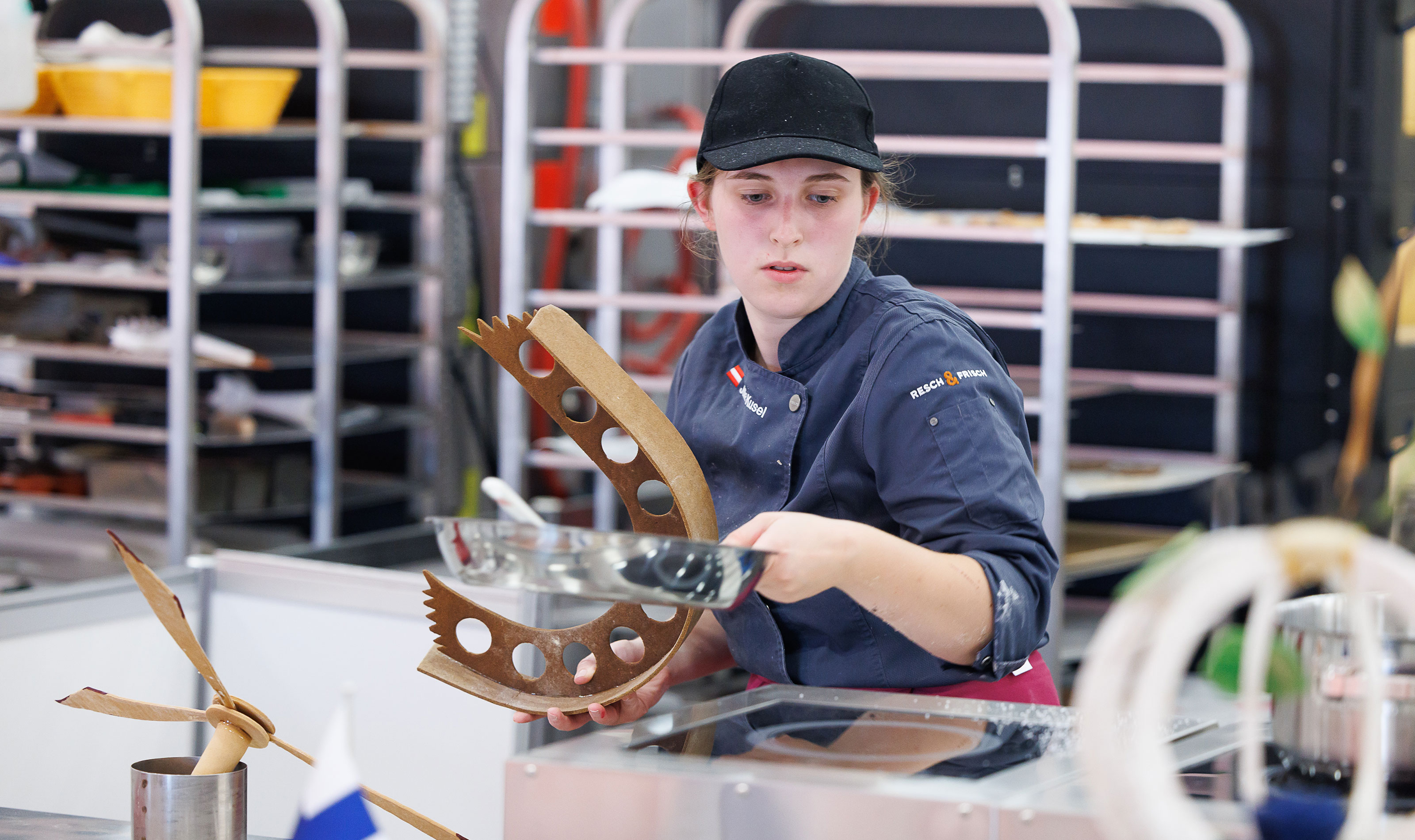 Julia Kusel während des Wettbewerbs im Handwerk Bäckerei bei den EuroSkills 2023 in Danzig