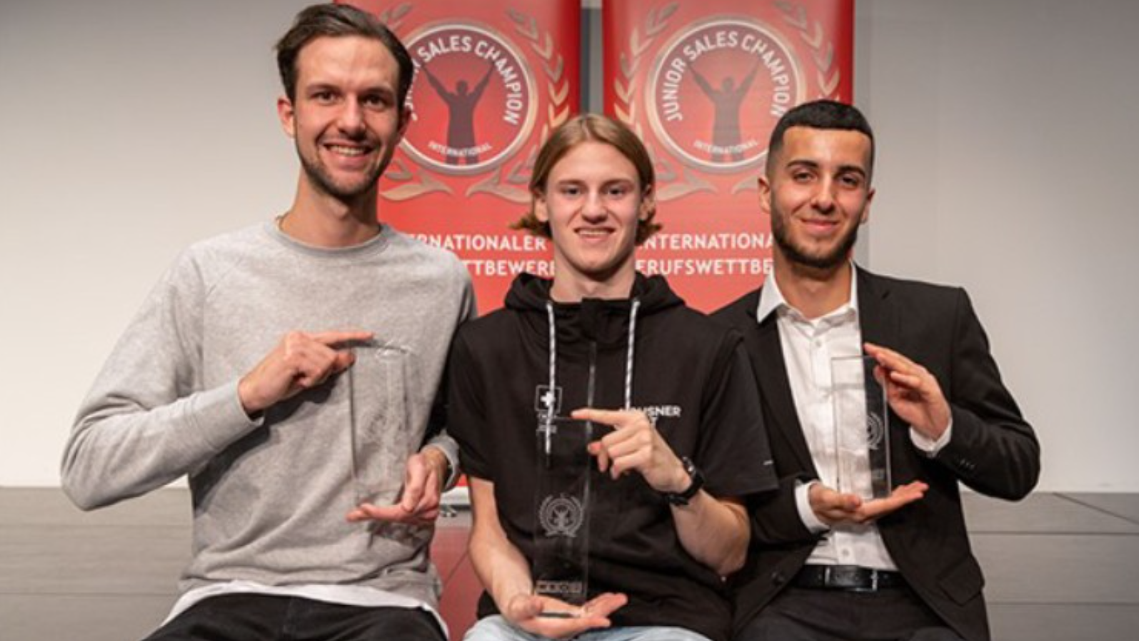 Der Zweitplatzierte Niklas Oberst, Sieger Elisha Ekmann und Jotyar Dalil, der auf Rang drei kam (v. l.)