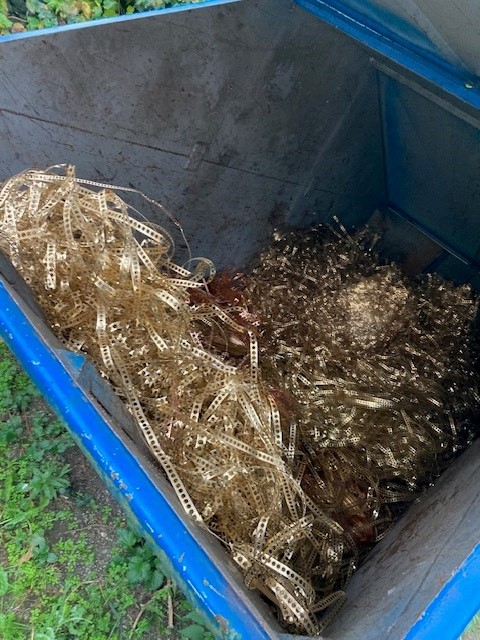 Kupfer Stanzabfälle in blauem Container