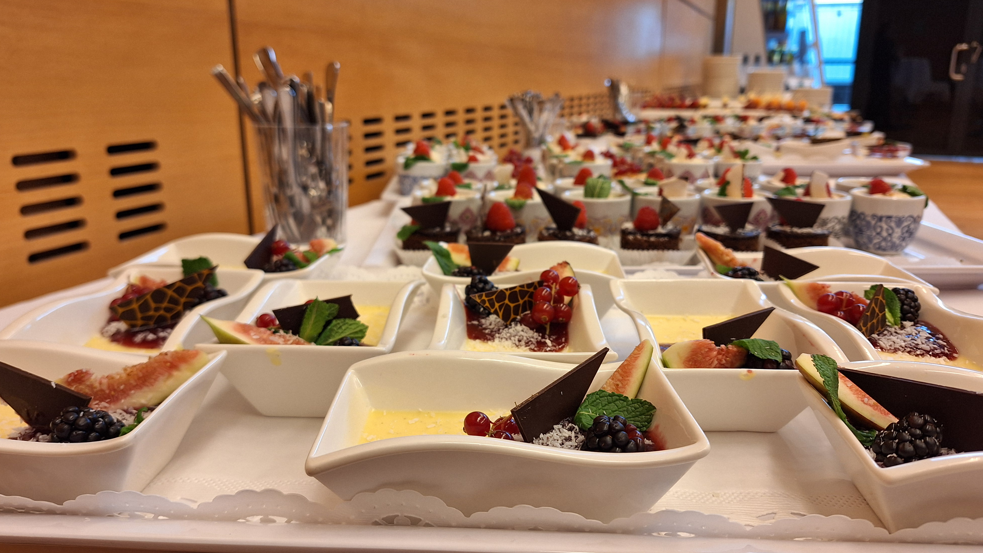 Buffet mit hübsch hergerichteten kleinen Schälchen mit Vanillepudding