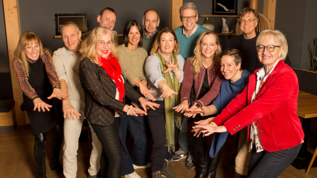 Gruppenfoto von Männern und Frauen