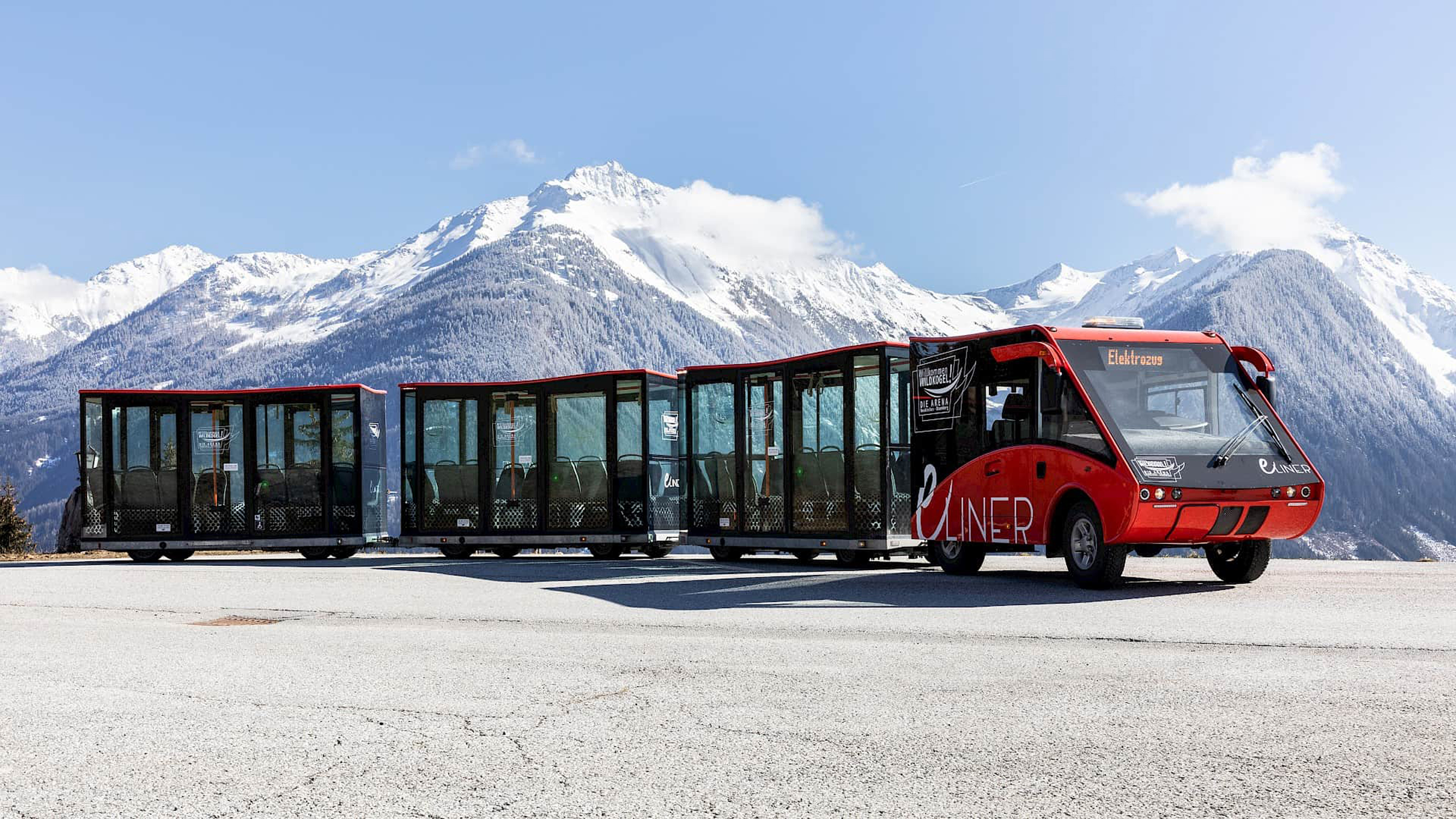 Ein rotes E-Fahrzeug