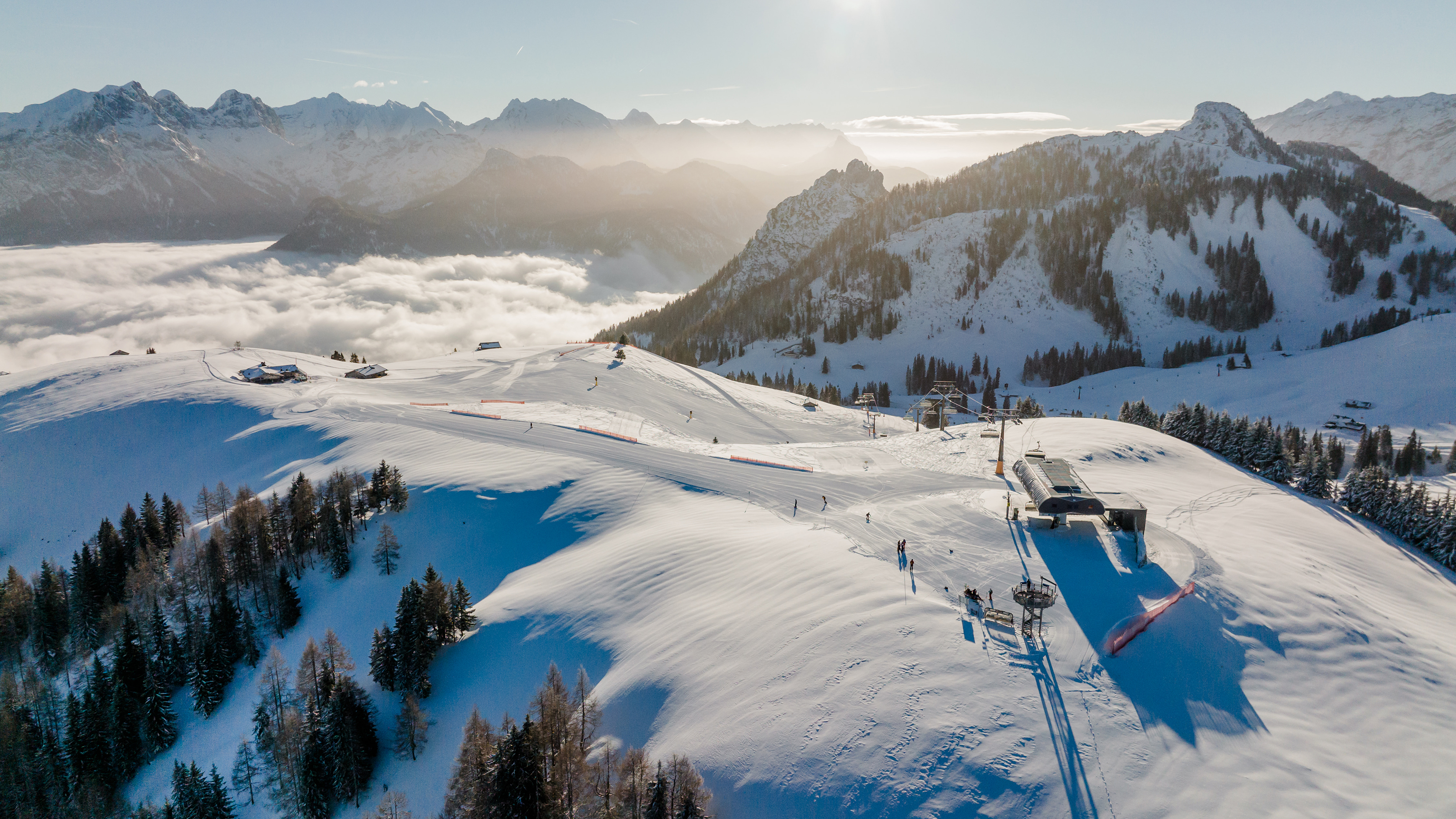 Berglandschaft mit Schnee und Seilbahn