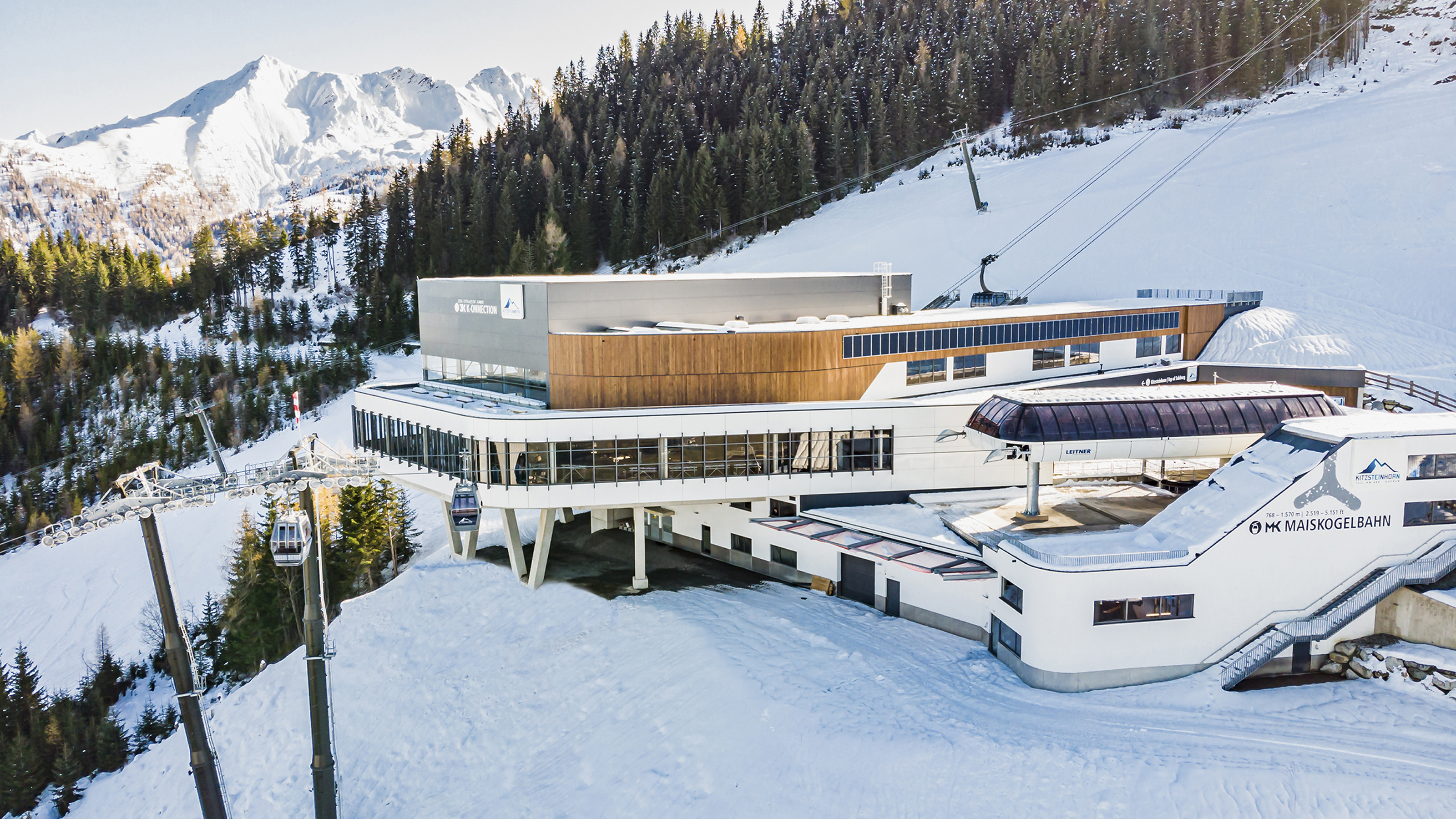 Seilbahnstation und beschneite Landschaft