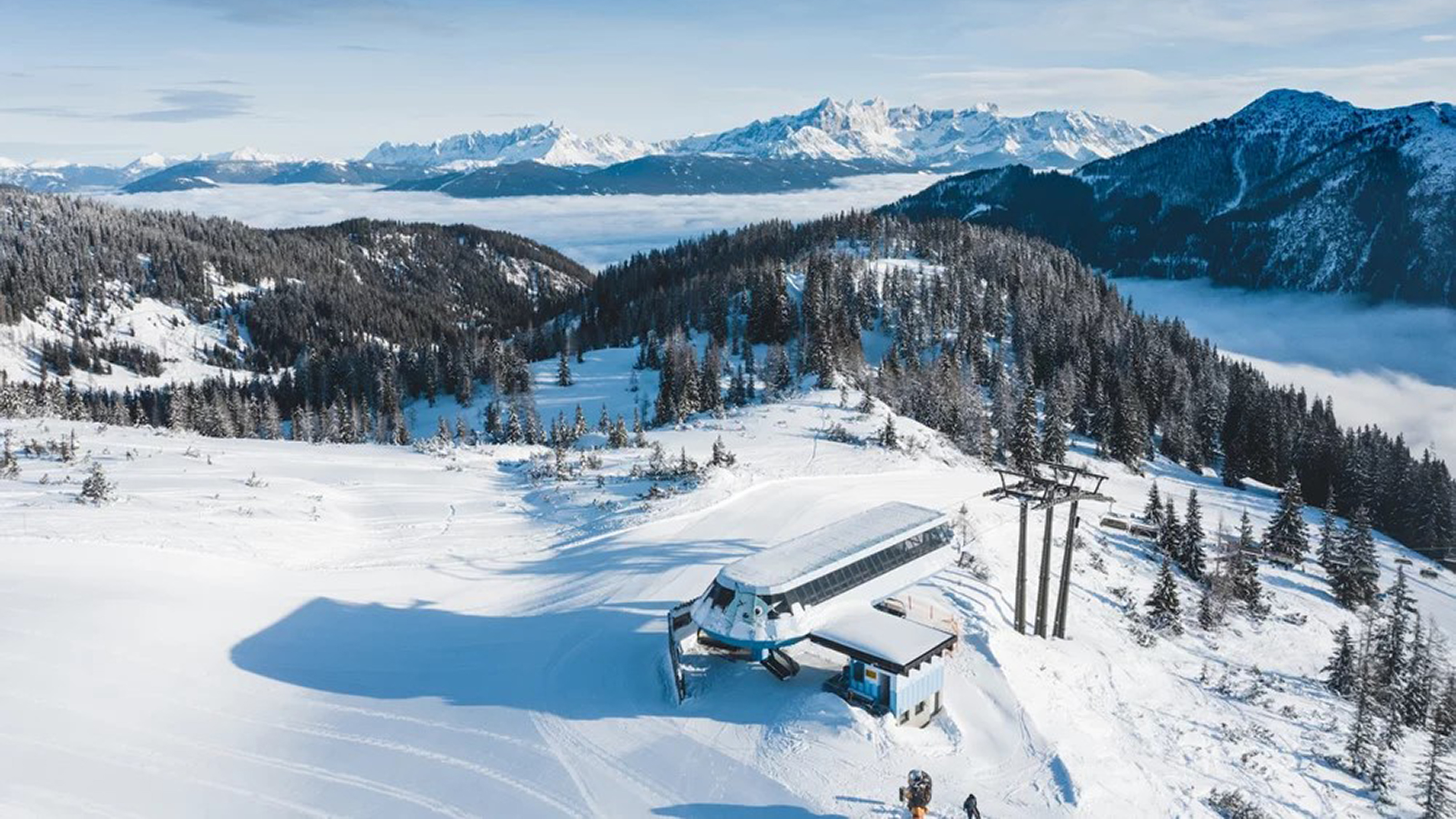 Seilbahn-Station und Schneelandschaft