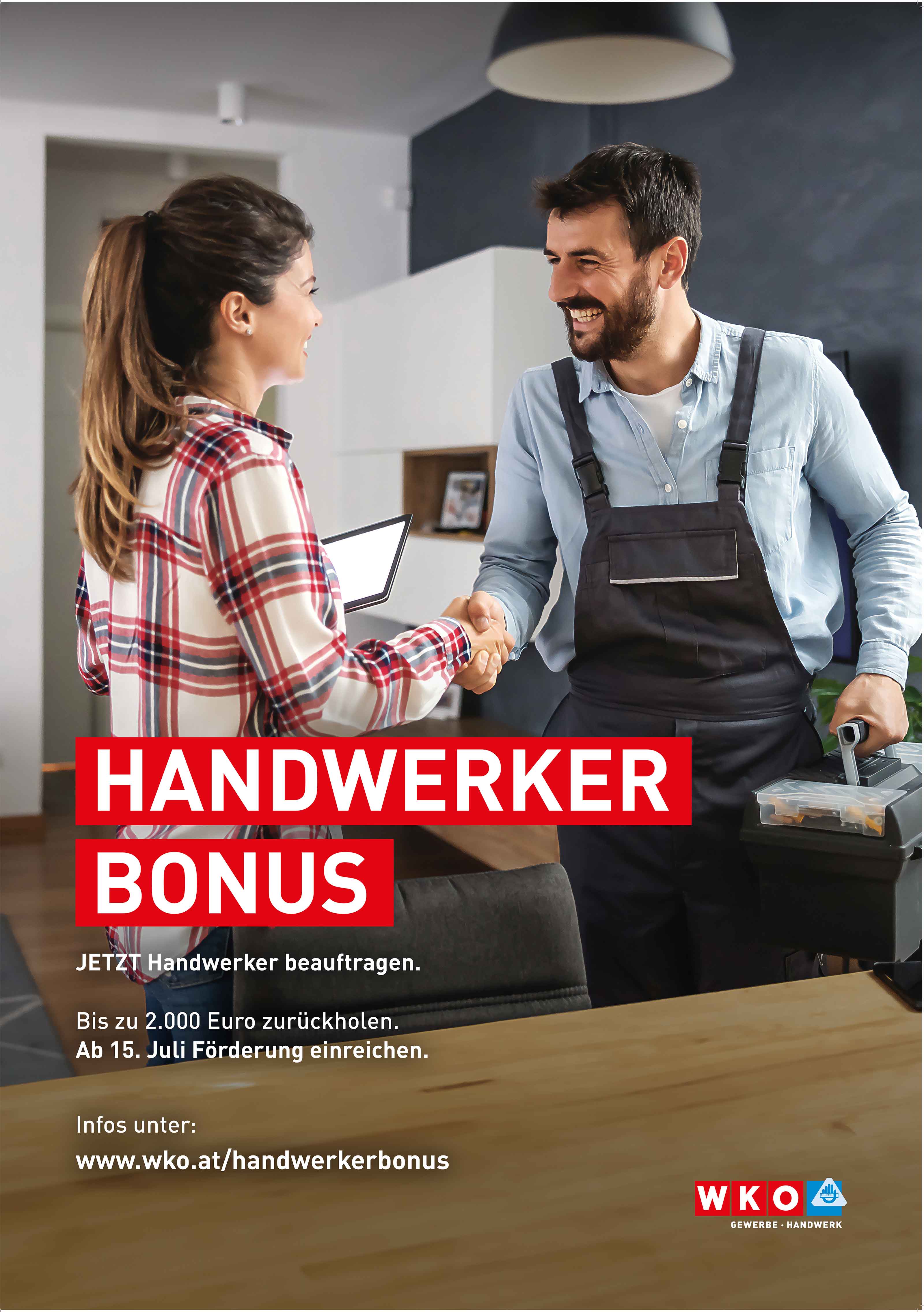 Eine Frau schüttelt einem Handwerker die Hand