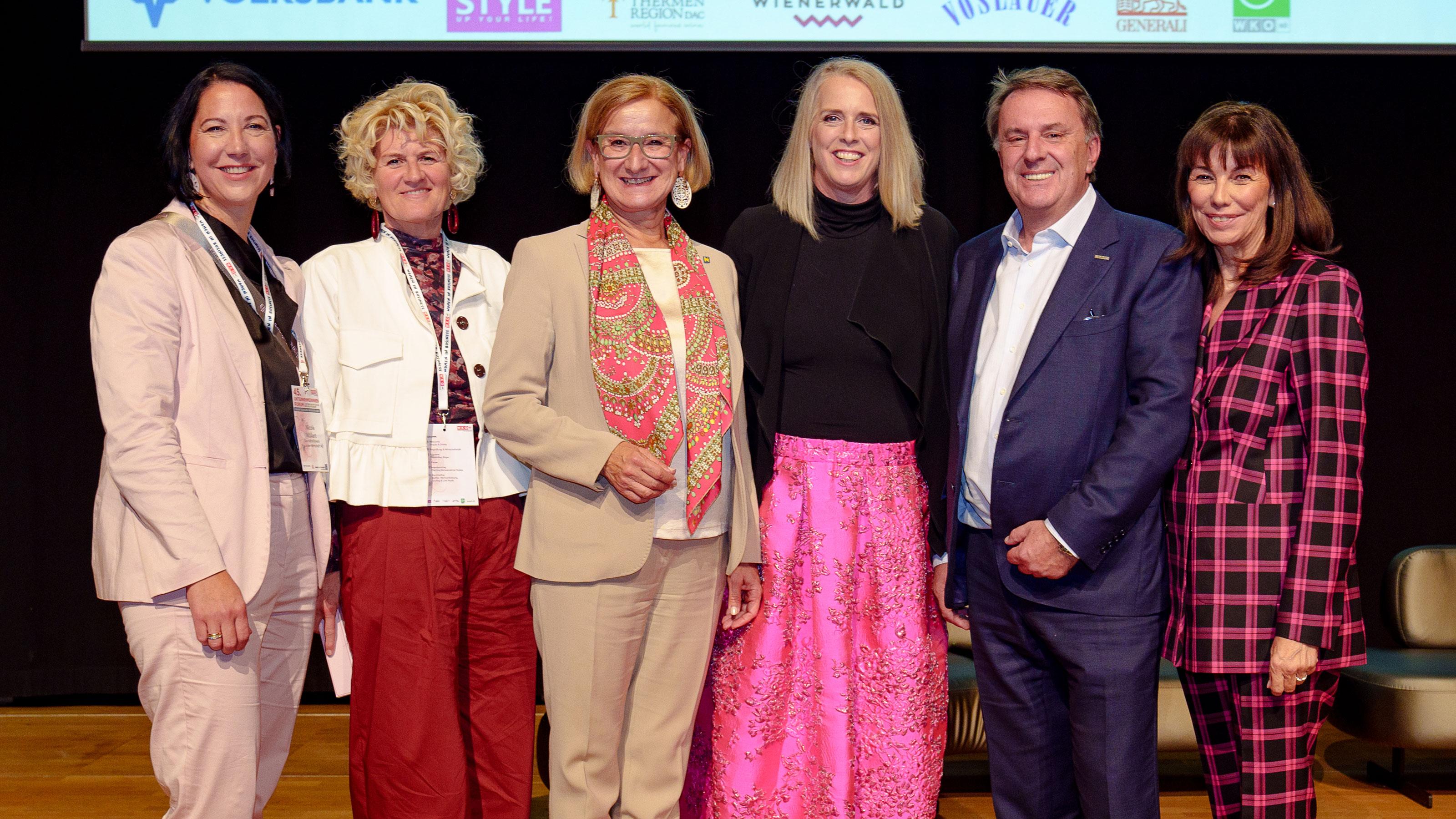 V.l. FiW NÖ-Geschäftsführerin Nicole Wöllert, WKNÖ Direktor-Stv. Alexandra Höfer, Landeshauptfrau Johanna Mikl-Leitner, FiW NÖ-Landesvorsitzende Vera Sares, WKNÖ-Präsident Wolfgang Ecker und FiW-Bundesvorsitzende Martha Schultz. 