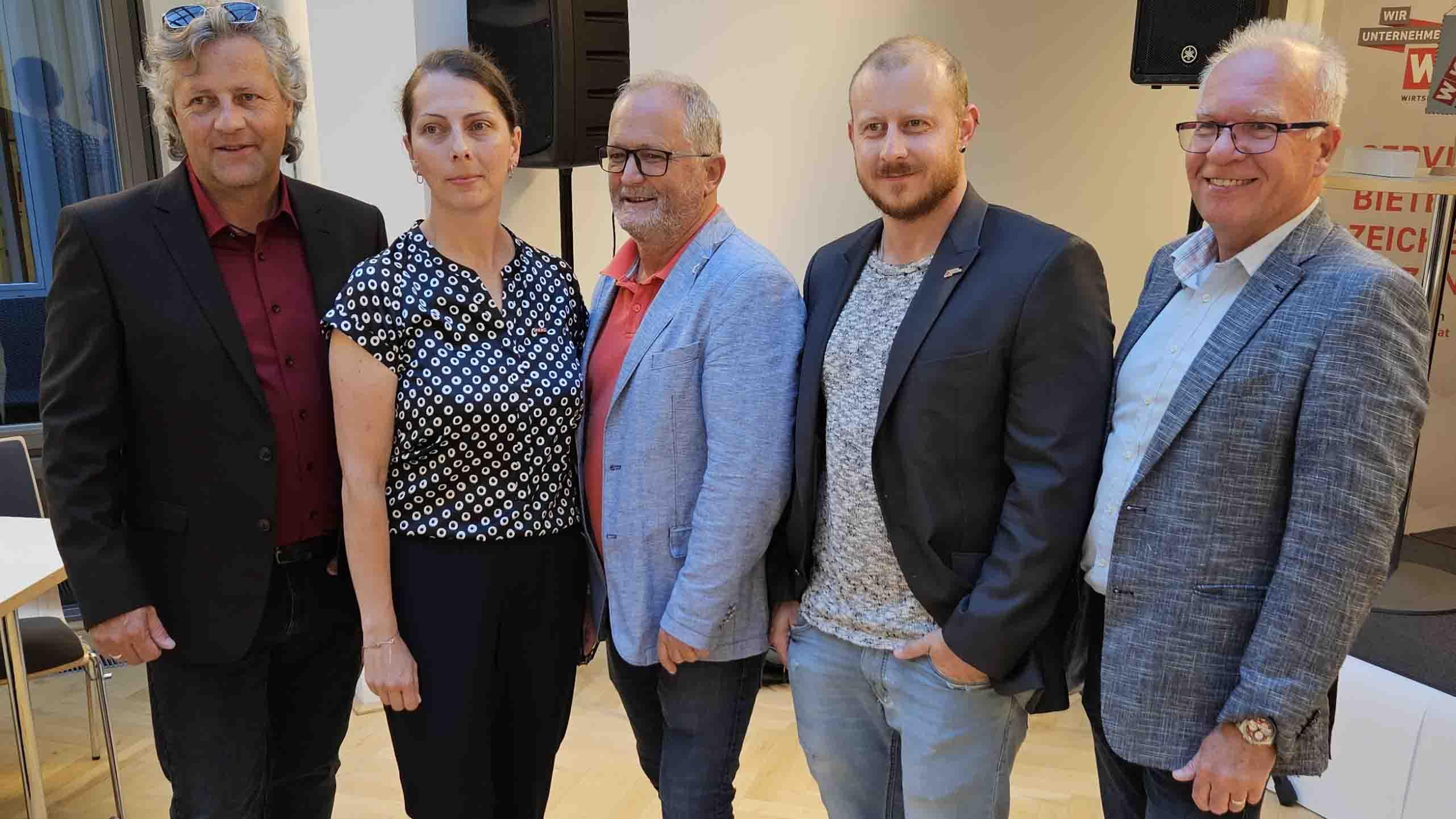 V.l.: Vizebürgermeister Roman Brunnthaler, Bezirksstellenobfrau Gabriele Pipal, Bürgermeister Leopold Zwickelstorfer, AK-Bezirksstellenleiter Christian Bartl und AMS-Geschäftsstellenleiter Herbert Leidenfrost.