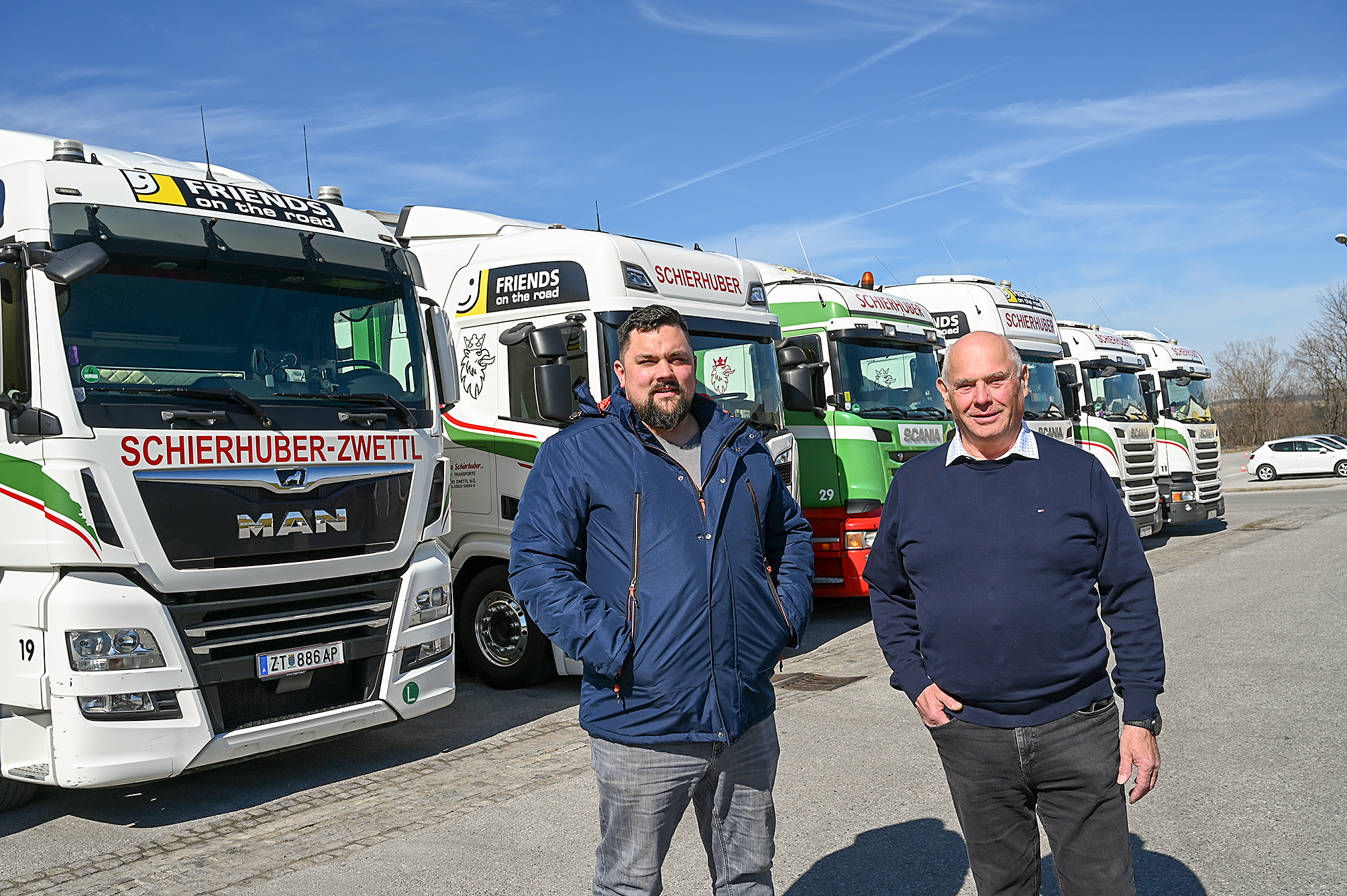 Anfang 2023 übergab Heinz Schierhuber (r.) sein Transportunternehmen an Neffe Dominik Schierhuber. Hinter der Übergabe steckte ein gut durchdachter Plan.