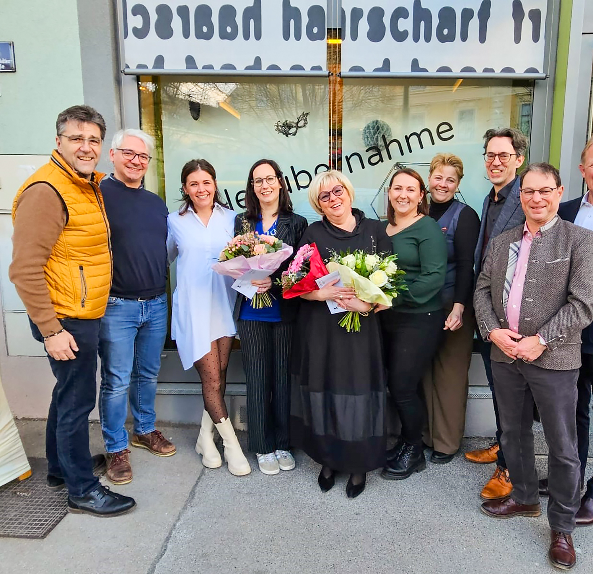 Eine Momentaufnahme der Übergabefeier von Claudia Schneiders (5.v.l.) Friseursalon „haarscharf Schneider“. Links neben ihr ihre Nachfolgerin Bianca Steiner.