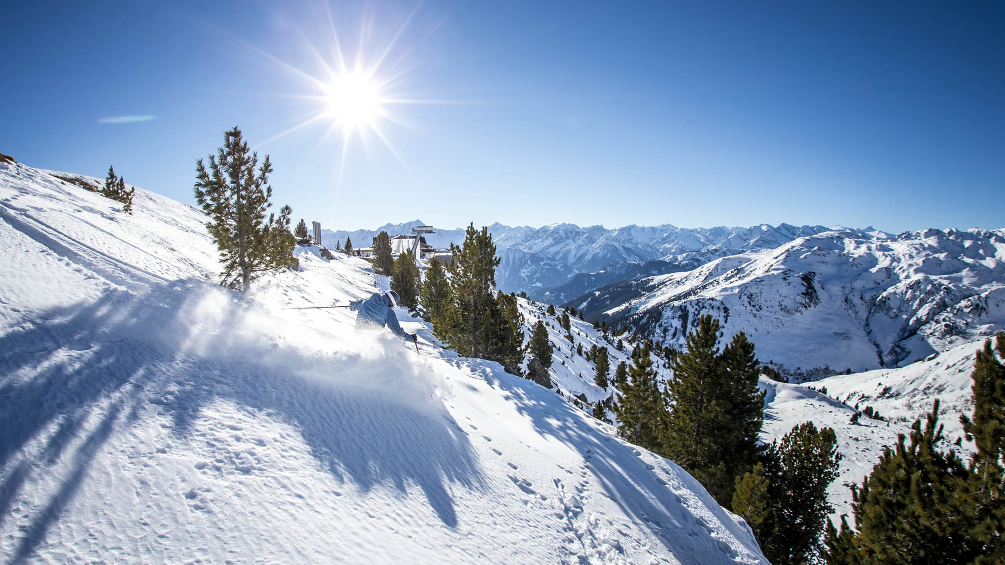 Skifahrende Person auf der Piste mit Pulverschnee