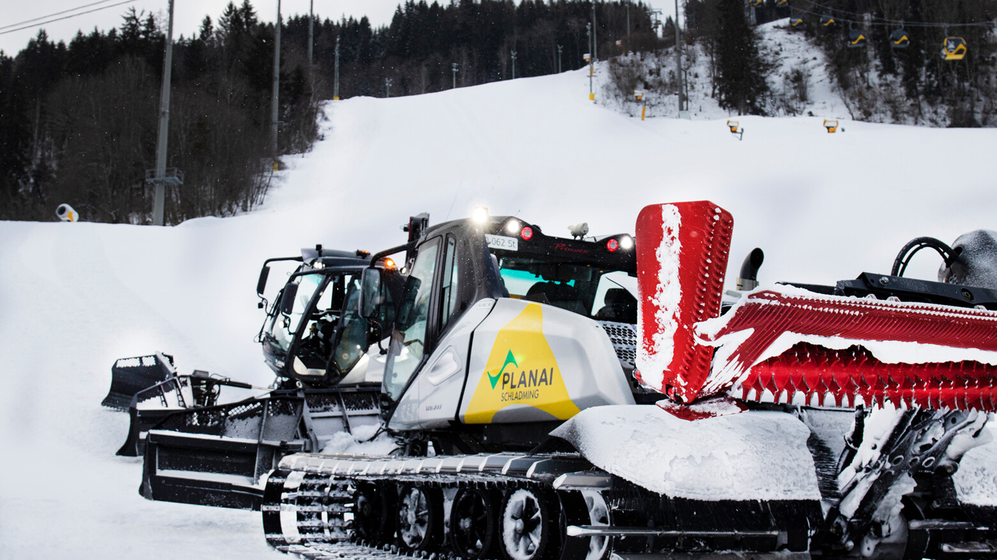 Pistenfahrzeuge  auf der Piste