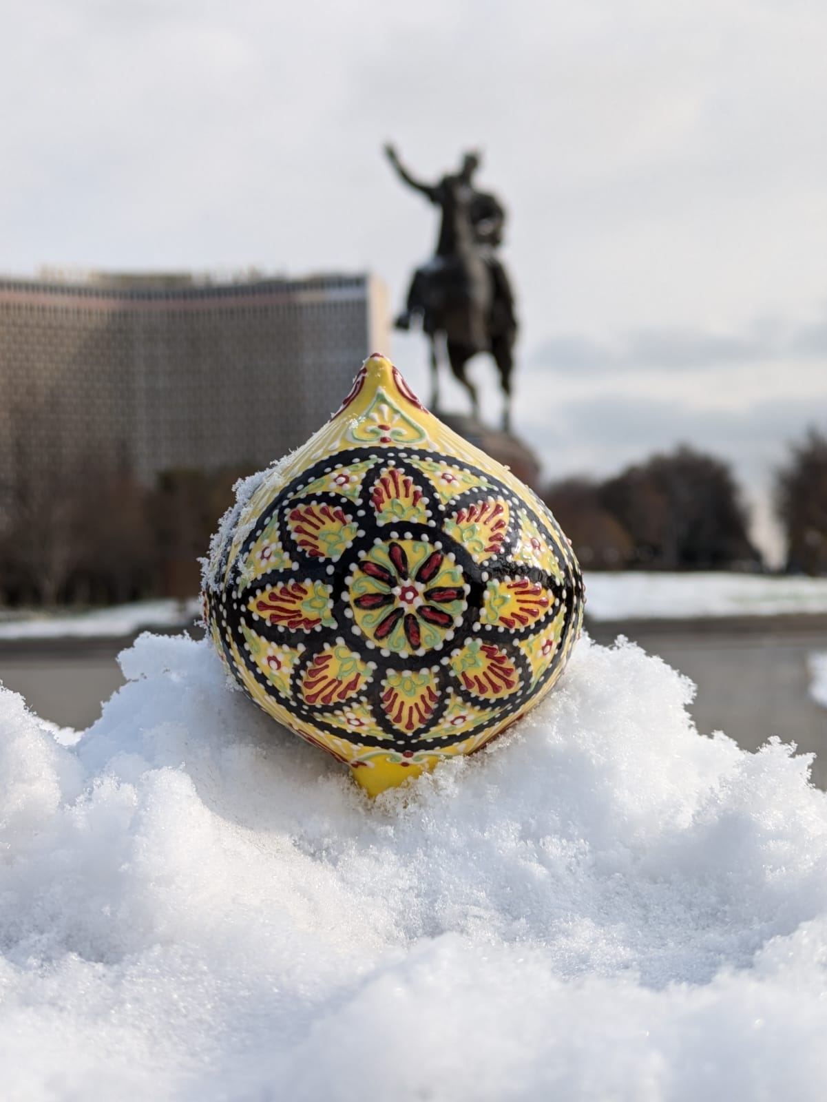 Christbaumkugel im Schnee