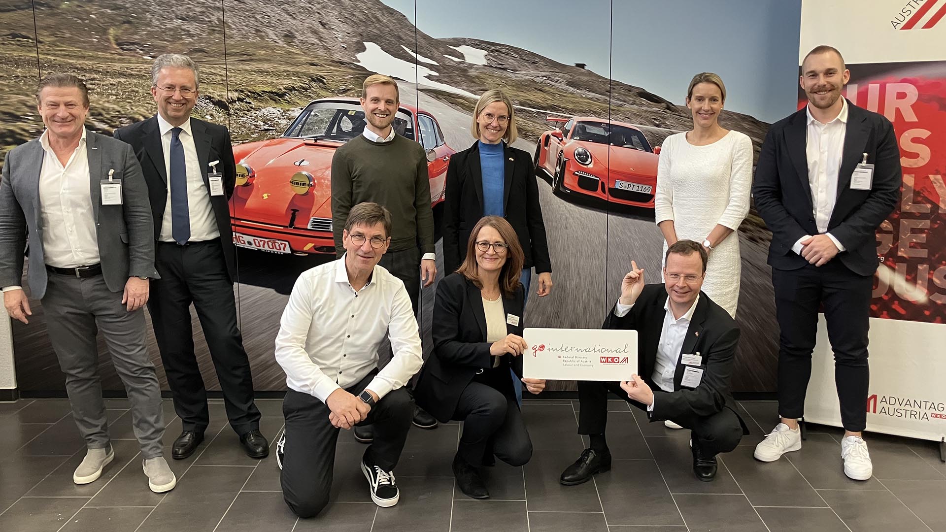 Gruppenbild vor Autos