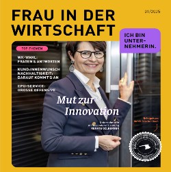 Frau lächelt von einem Magazin-Titelblatt