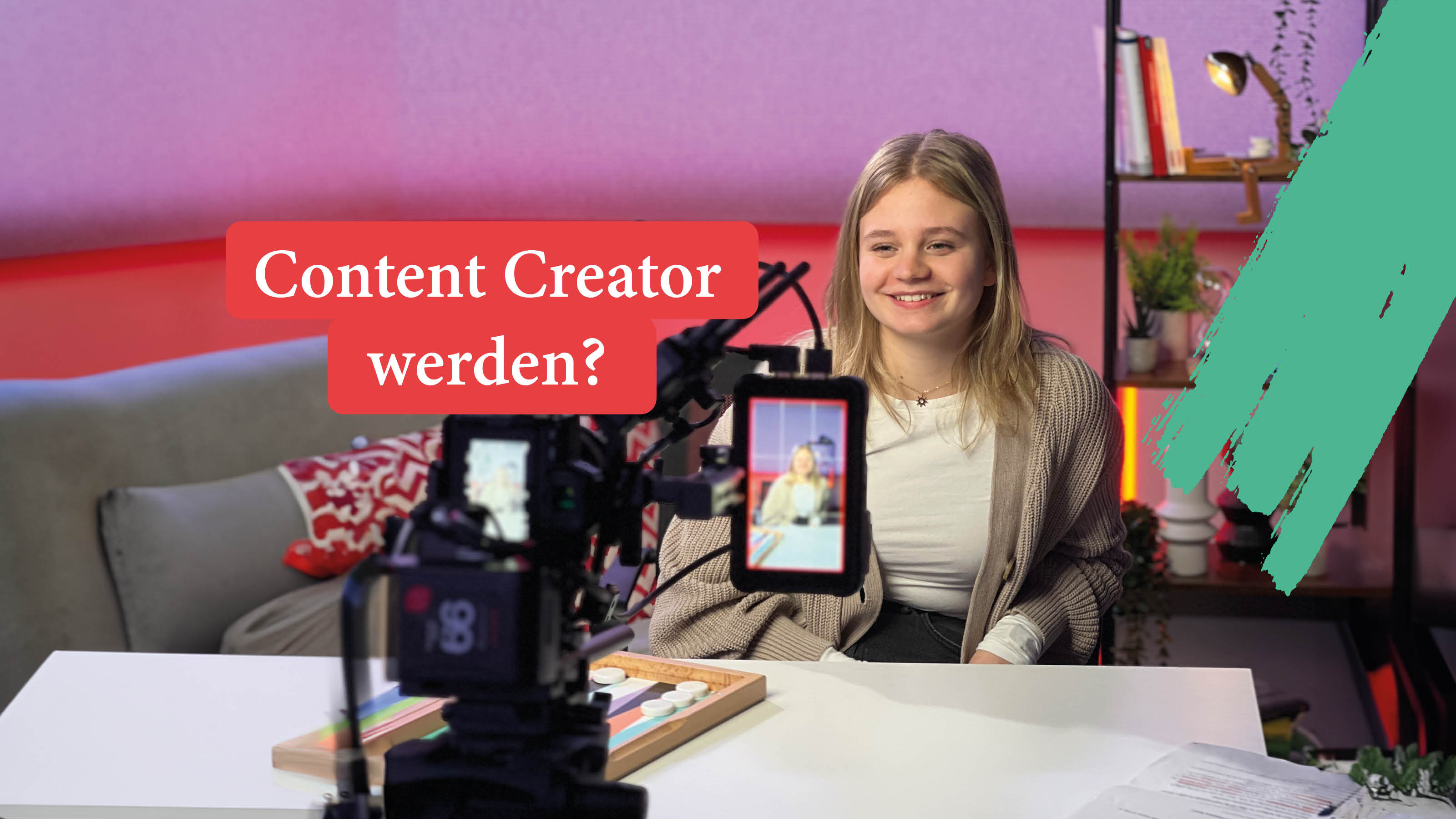 Blonde Junge Frau erstellt Online Content mit Handy und Camera