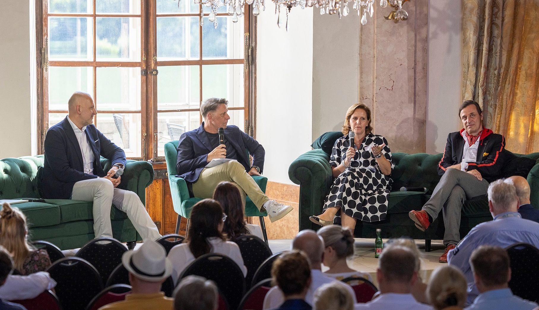 Media Summit Salzburt 2024: Es diskutierten (v.r.n.l.) Alexander Dumreicher-Ivanceanu (WKÖ-Fachverband FAMA), Sylvia Vana (BMAW),  Salzburg Media Summit -Initiator Hannes M. Schalle, Wolfgang Struber (RTR)