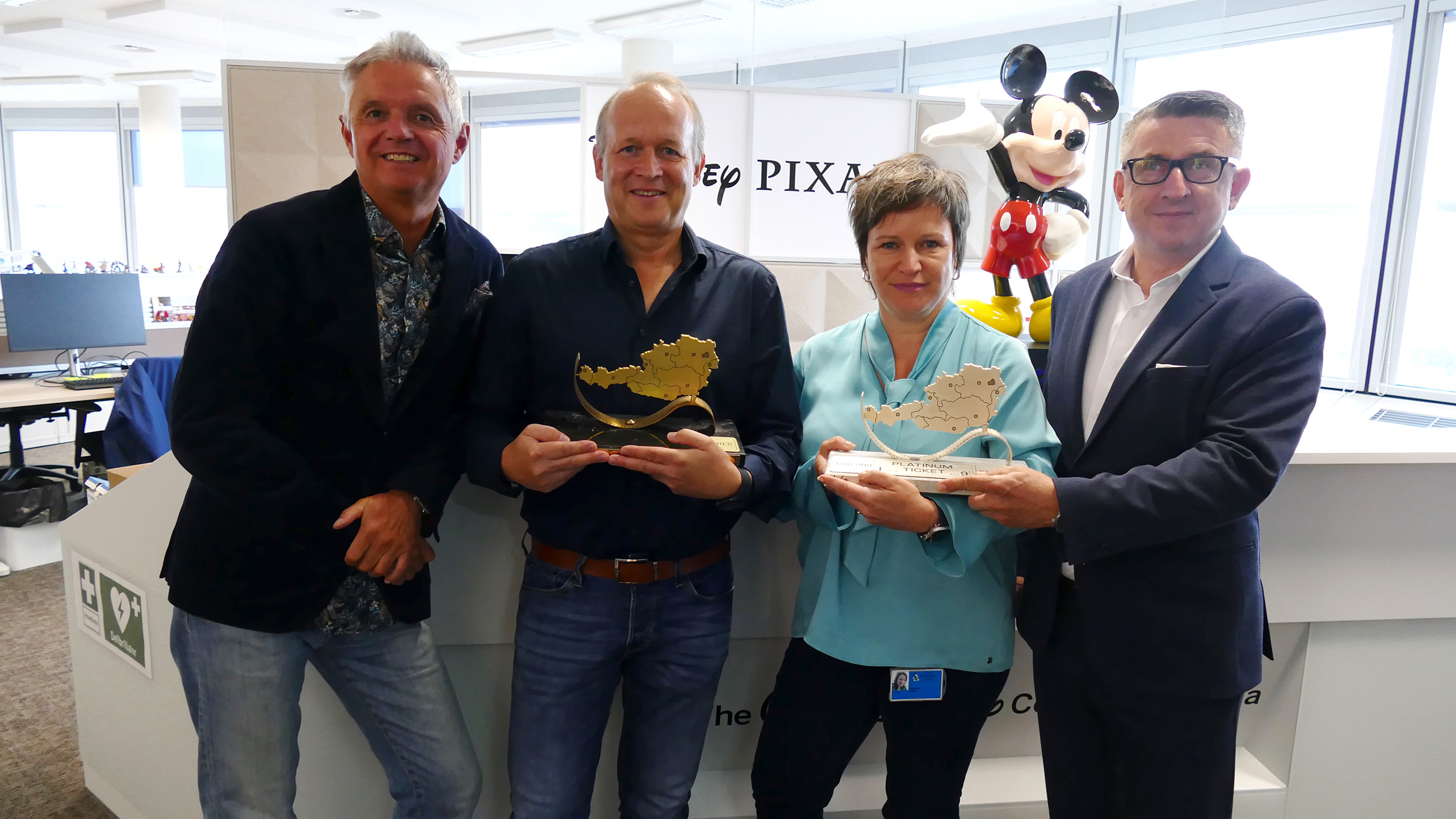 v.l.n.r.: Christian Dörfler (ARGE Film und Kino), Klemens Karwinski, Theresa Prinz (beide The Walt Disney Company Austria) und Bernhard Gerstberger (ARGE Film und Kino) mit dem Platin und Golden Ticket