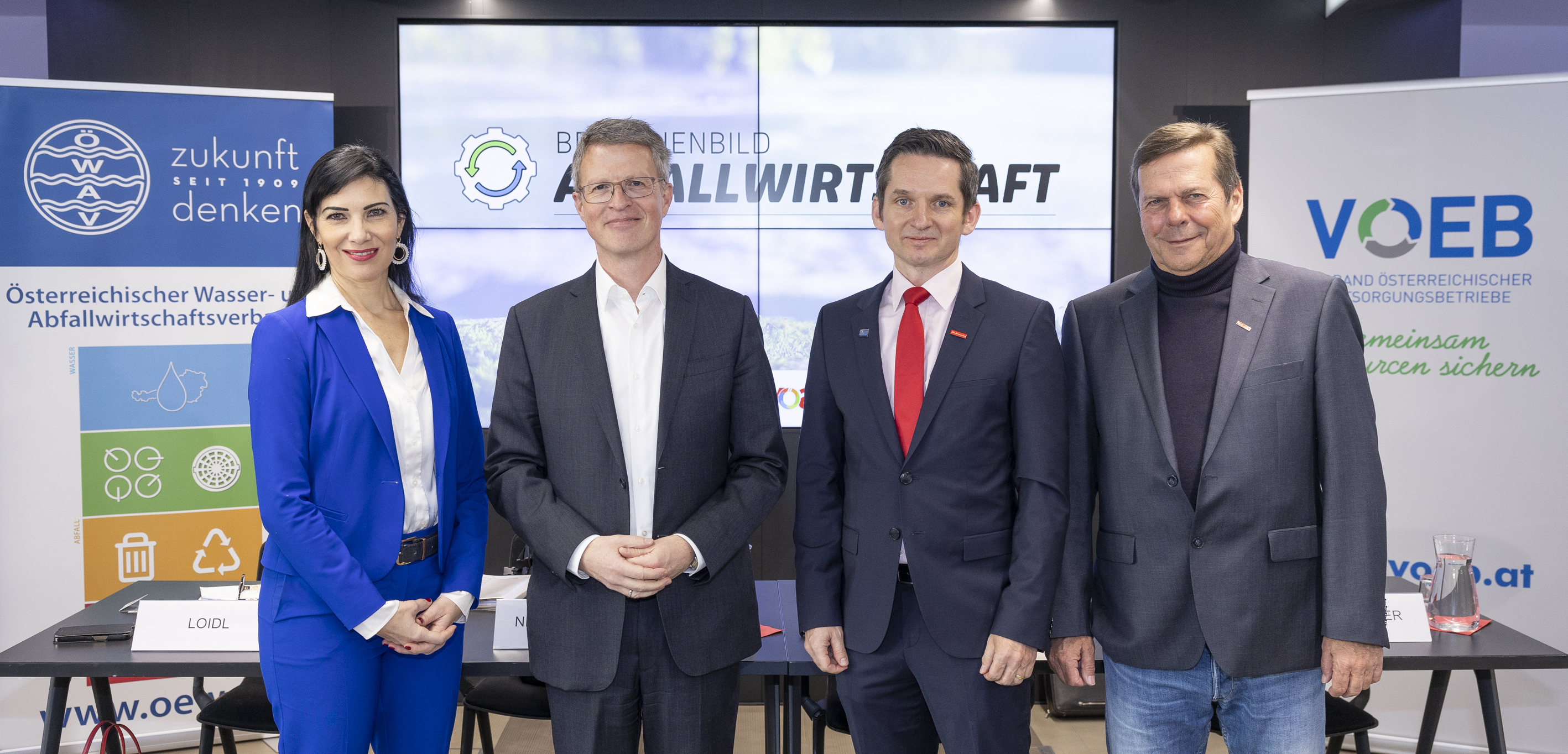 PK Studie Abfallbranche; Gruppenbild; Am Foto: v.l.n.r. Alexandra Loidl (VÖA), Martin Niederhuber (ÖWAV), Andreas Opelt (VOEB), Harald Höpperger (WKO)