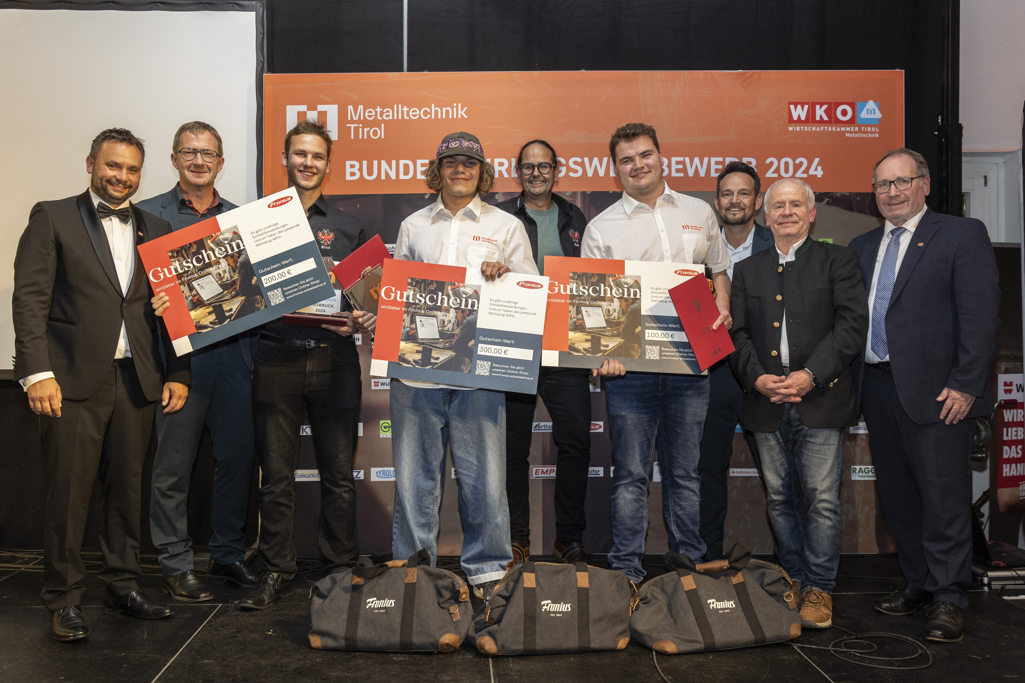 (v.l. Christian Dollinger, Werner Peraus (Fronius), der Zweitplatzierte Tiroler Daniel Wallner, Metallbau- und Blechtechnik-Sieger Laurin Jenny aus Vorarlberg, Wettbewerbsleiter Paul Graber,  der drittplatzierte Vorarlberger Pascal Steurer, Fronius,  Bundeslehrlingswart Alois Hinterer und BIM Harald Schinnerl)