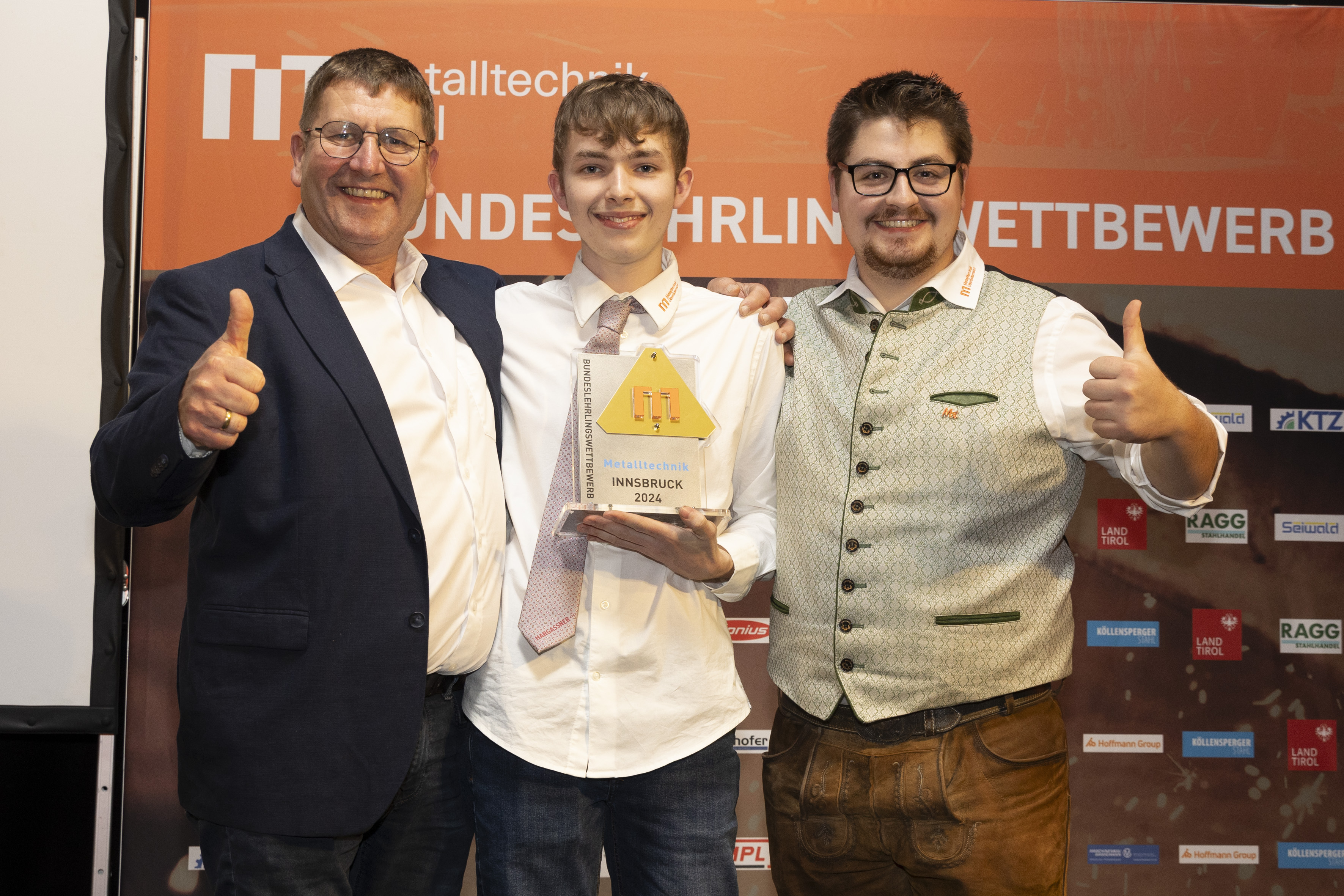 v.l. Berufsschullehrer Josef Fasching, Gewinner Michael Pleininger, Betreuer Matthias Lorenz