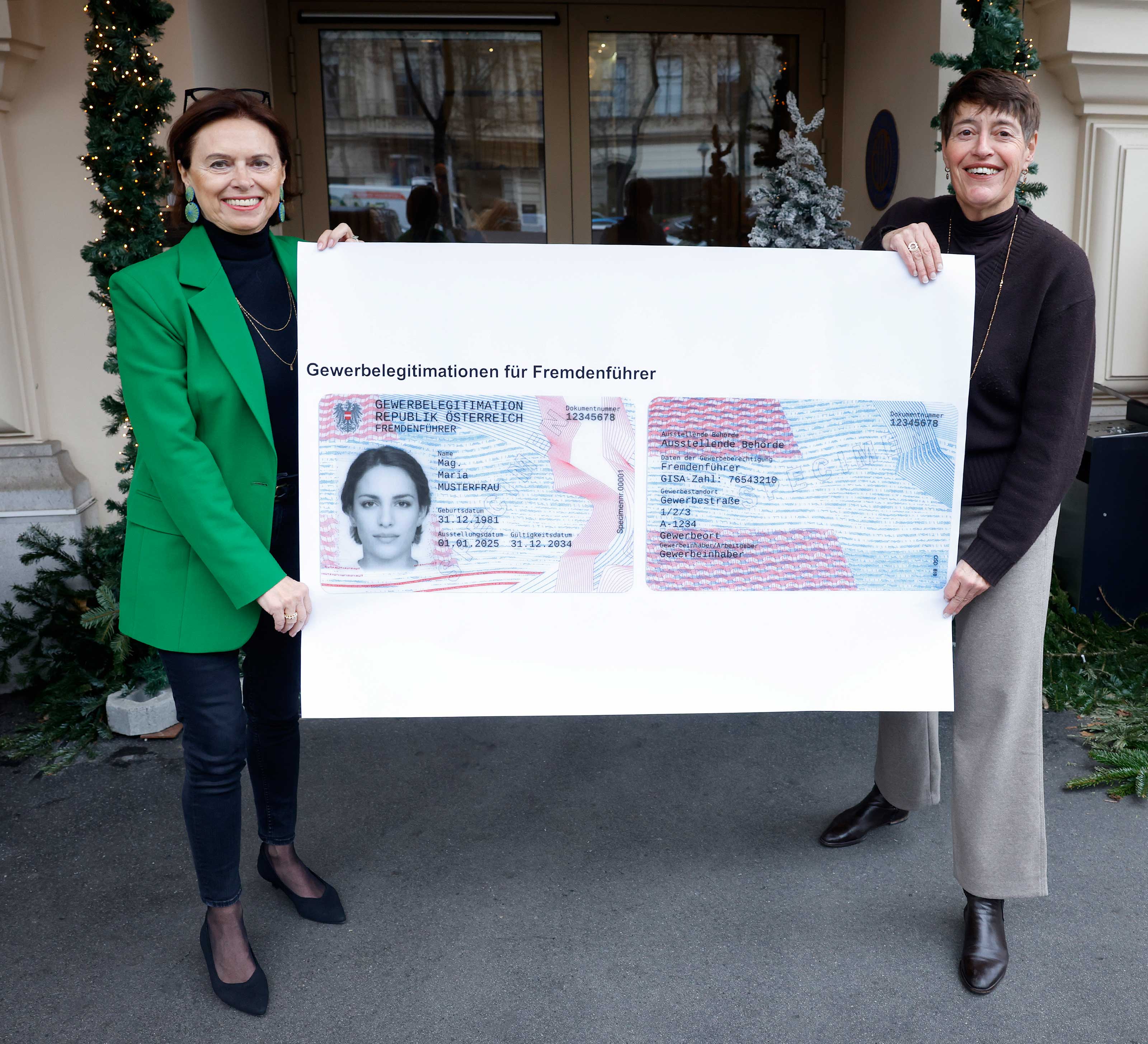 Tourismus-Staatssekretärin Susanne Kraus-Winkler (l.) und Gerti Schmidt, Obfrau der Fachgruppe Freizeit- und Sportbetriebe in der Wirtschaftskammer Wien