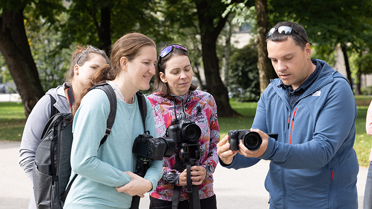 4 personen, fotograf, zuseher 