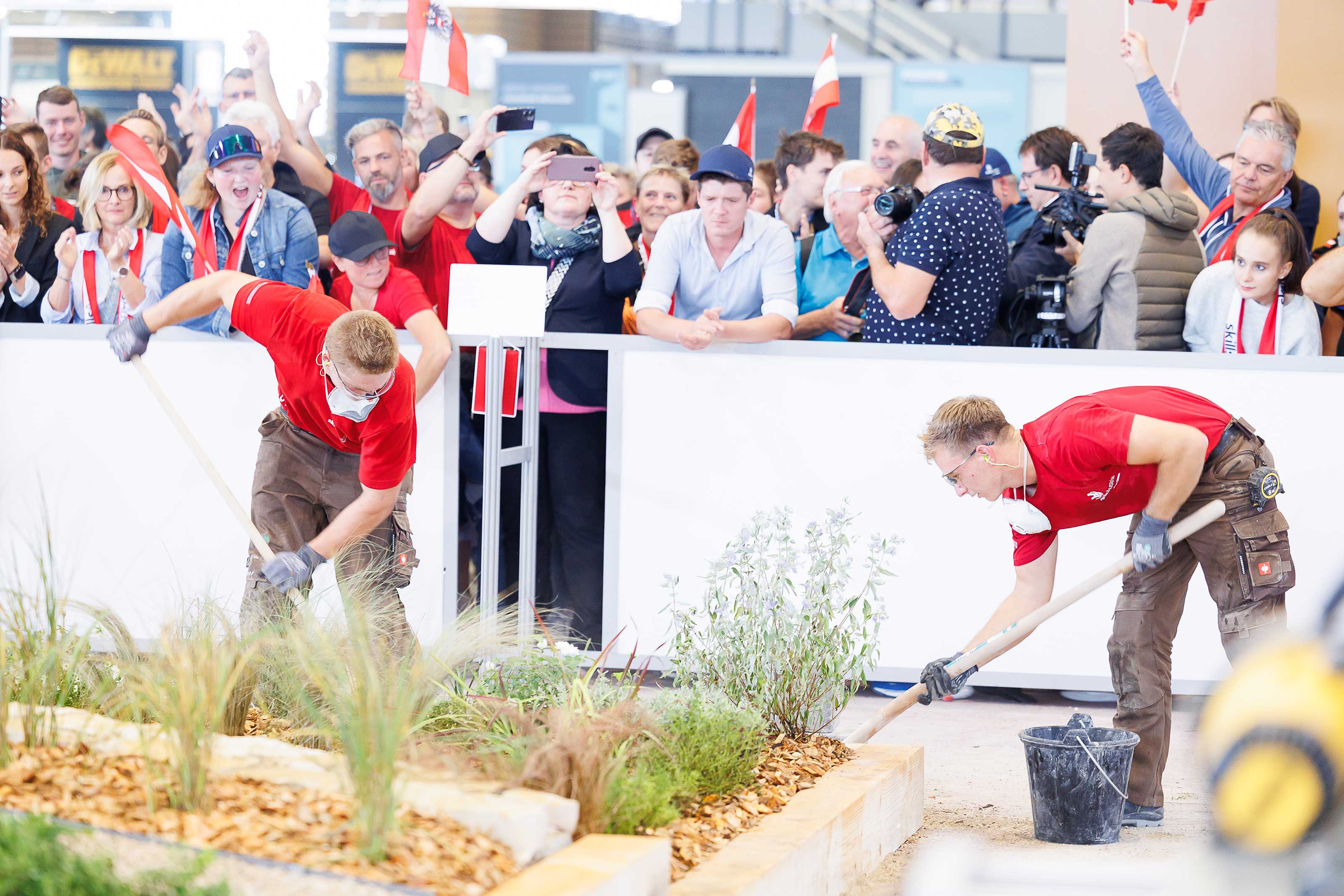 Gartengestalter Benedikt Laiminger und Thomas Sojer während des Wettbewerbs bei den WorldSkills 2024