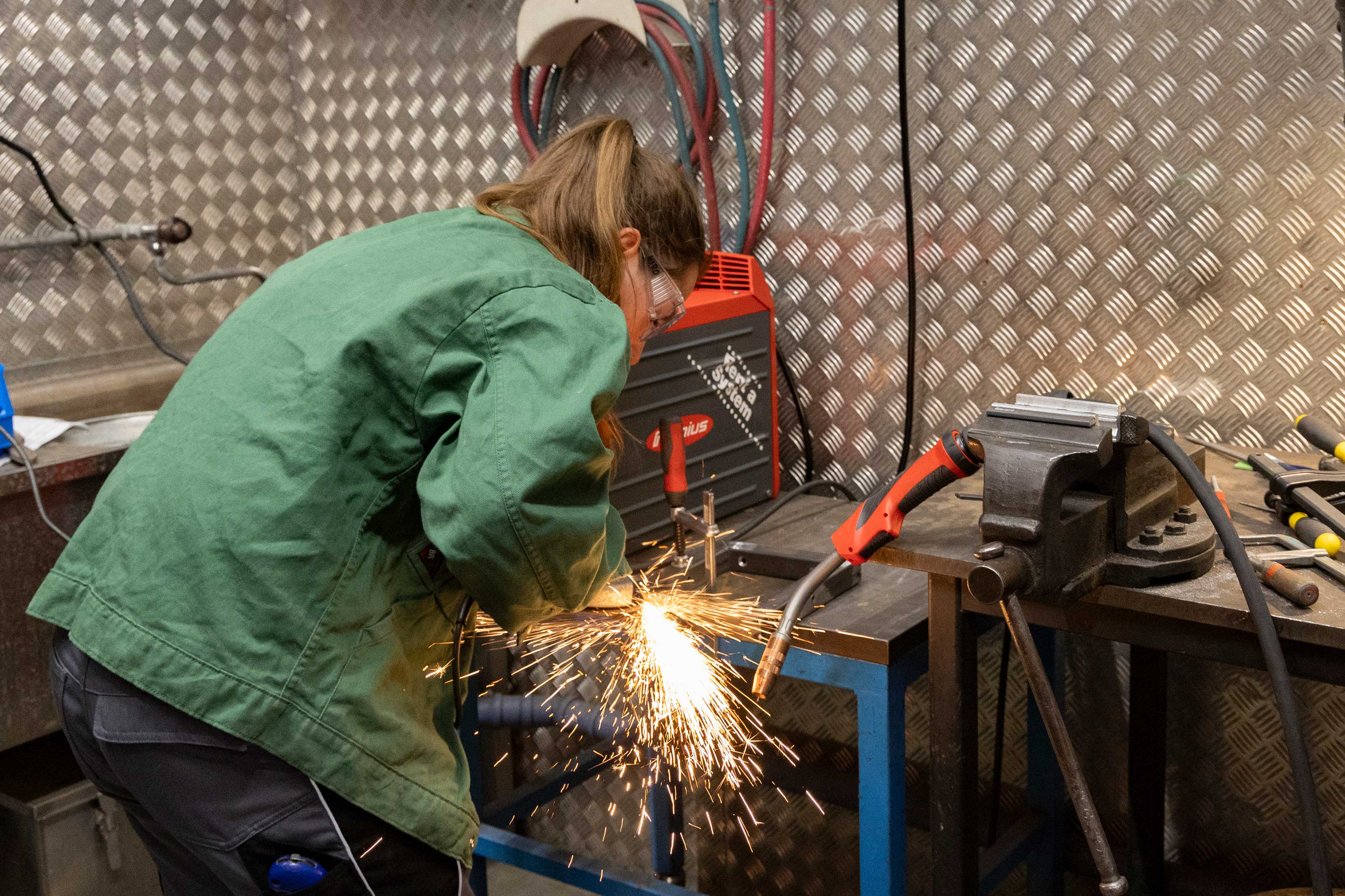 Teilnehmer des Bundeslehrlingswettbewerbs der Metalltechniker 2024