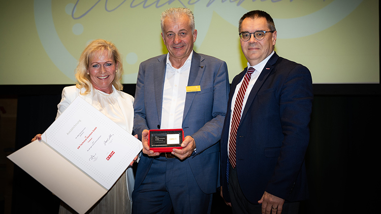 Firmenchefs Christa und Martin Hubweber mit Josef Renner (r.), Leiter der WKO Vöcklabruck.